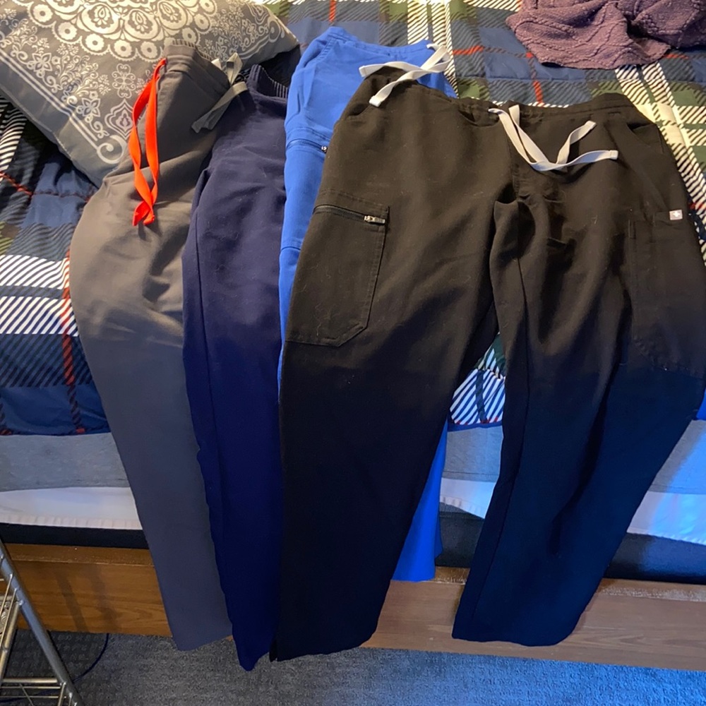 Fogs Yola skinny scrubs size small bundle